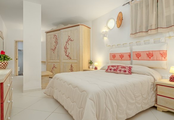 Camera matrimoniale con bagno en-suite con doccia n.4 – Villa Typha
