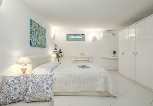 Camera matrimoniale con bagno en-suite con doccia n.5 – Villa Typha