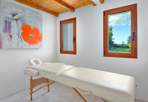 Lettino per massaggi dell’area fitness coperta – Villa Typha