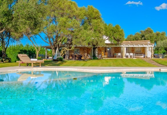 La bellissima piscina, visibile dalla zona living esterna e raggiungibile dalla proprietà attraverso un camminamento in pietra – Villa Typha