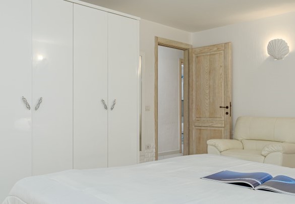 Camera matrimoniale con bagno en-suite con doccia n.5 – Villa Typha