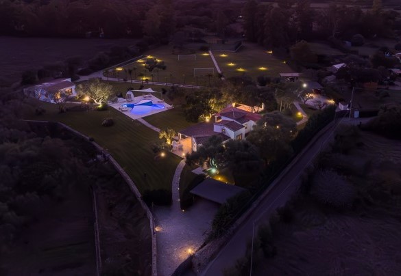 Vista aerea notturna della villa e del parco privato interamente illuminati – Villa Typha