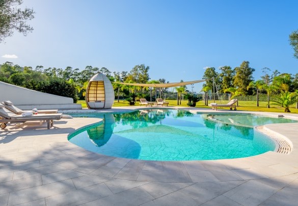 La lussuosa piscina interamente rivestita in marmo di Orosei -  Villa Typha