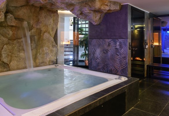 Bagno con doccia n. 2 e zona benessere composta da vasca idromassaggio con cascata, e sauna al piano seminterrato – Villa Vae Victis