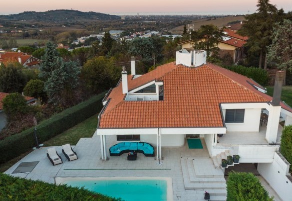 La villa sorge nell'elegante panorama della riviera romagnola - Villa Vae Victis