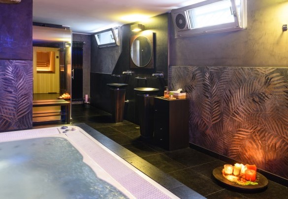 Bagno con doccia n. 2 e zona benessere composta da vasca idromassaggio con cascata, e sauna al piano seminterrato – Villa Vae Victis