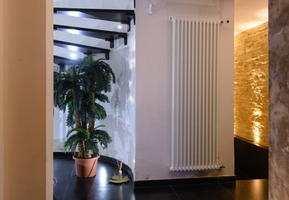La villa è disposta su 4 livelli, tutti collegati da un’ampia scala a chiocciola in legno – Villa Vae Victis