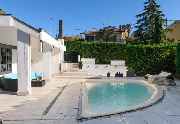 La piscina, dalla forma di un triangolo irregolare, si trova a pochi passi dall’ingresso principale della villa – Villa Vae Victis