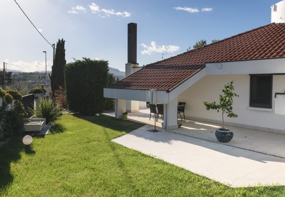 Zona a prato che si trova sul versante laterale della villa che è posta su un piano rialzato – Villa Vae Victis
