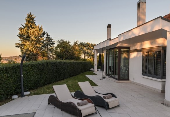 La zona solarium, in parte pavimentata e in piccola parte in prato, è attrezzata con lettini e ombrellone – Villa Vae Victis