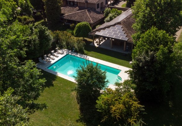 La piscina misura 14 x 7 m  - Villa Valchero