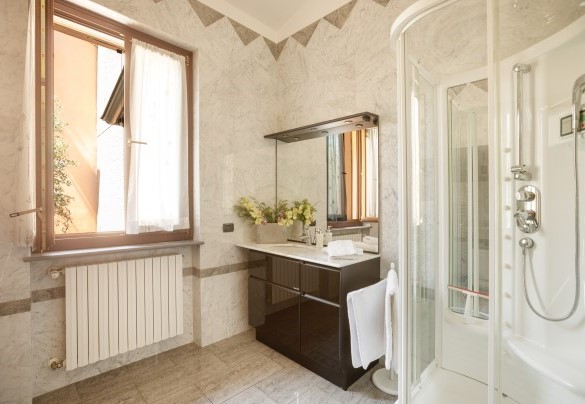 Bagno en suite n. 4 con vasca e doccia - Villa Valchero 