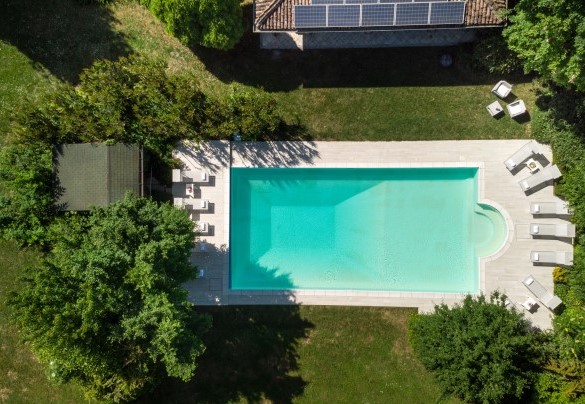 La piscina misura 14 x 7 m  - Villa Valchero