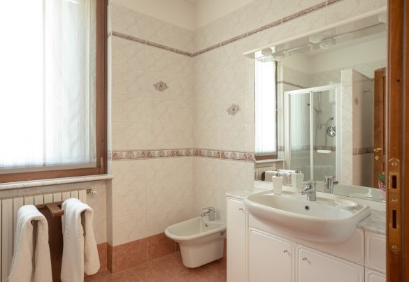 Bagno en suite n. 2 con doccia  - Villa Valchero
