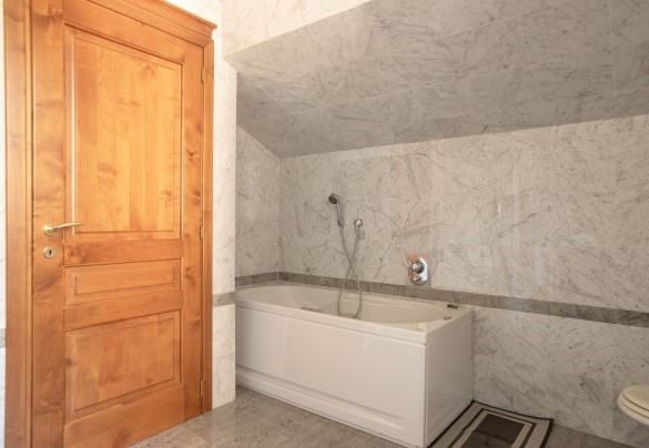 Bagno en suite n. 4 con vasca e doccia - Villa Valchero