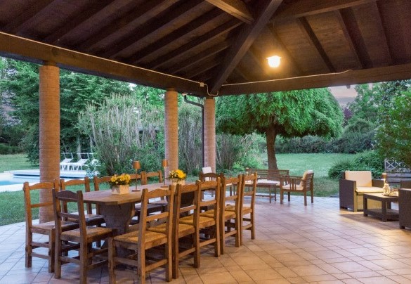 Il portico in legno - Villa Valchero