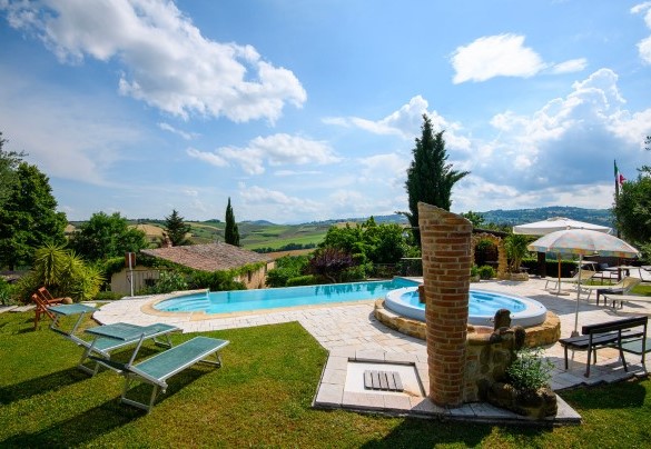 Pool and outdoor area at sunset – Villa Valgiorgia