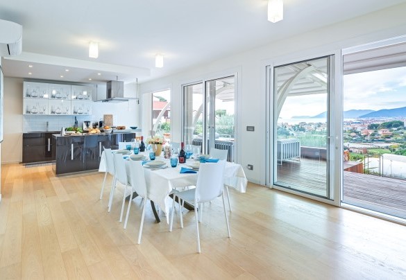 La zona pranzo e, sullo sfondo la moderna cucina - Villa Veretium