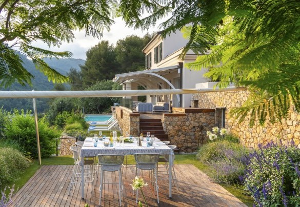 Il grande tavolo nel giardino sotto la tenda comandata elettronicamente - Villa Veretium