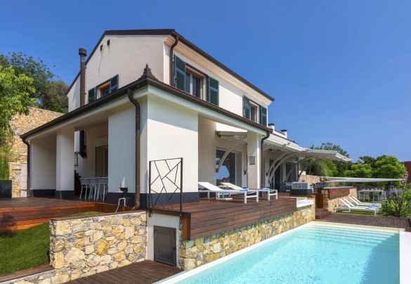 “Ipe lapacho”, il re dei legni esotici, arreda con eleganza la grande terrazza - Villa Veretium