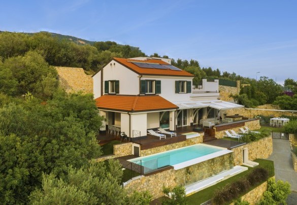 Tra la vegetazione di ulivi, sulla collina di Borgio - Villa Veretium