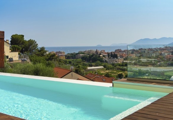 Dalla piscina a sfioro la vista sulla città di Pietra Ligure, il mare e l’isola di Gallinara - Villa Veretium