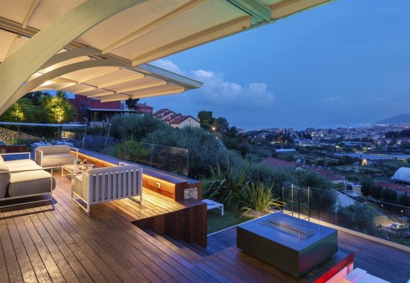 Cala la sera, si illumina la terrazza - Villa Veretium