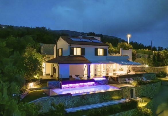 E tutto si illumina, anche la piscina - Villa Veretium