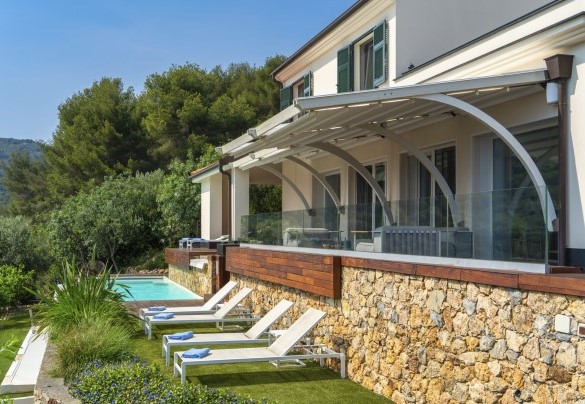 Il solarium vicino alla piscina - Villa Veretium