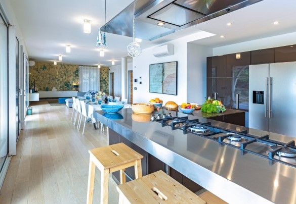 L’ampio open space comprendente il soggiorno, la zona pranzo e la moderna cucina - Villa Veretium
