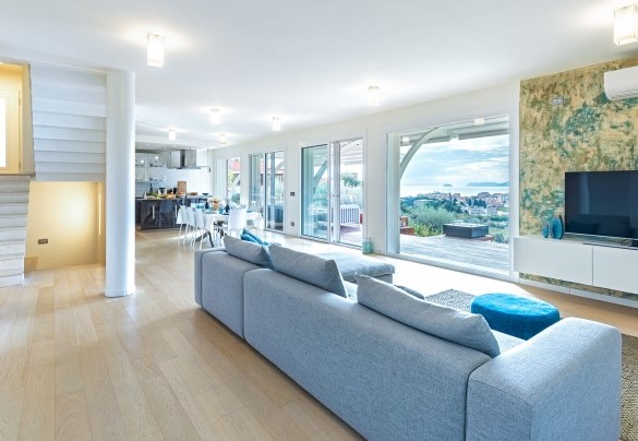L’ampio open space dalle grandi vetrate sulla terrazza principale comprendente il soggiorno, il tavolo da pranzo e la cucina - Villa Veretium