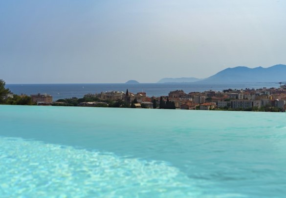 Dalla piscina a sfioro la vista sulla città di Pietra Ligure, il mare e l’isola di Gallinara - Villa Veretium