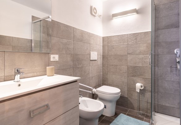 Il bagno con box doccia della dependence - Villa Veretium