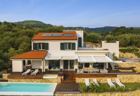 La moderna villa con la sua bella piscina a sfioro ed il giardino a terrazze - Villa Veretium
