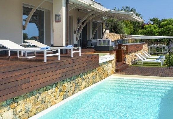 Un bel muretto in pietra orna la parete tra la piscina, il solarium e la soprastante grande terrazza - Villa Veretium