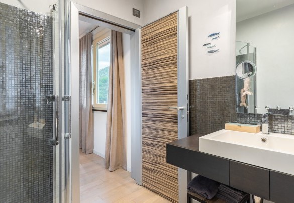Il bagno ensuite con box doccia della camera matrimoniale n° 2 - Villa Veretium