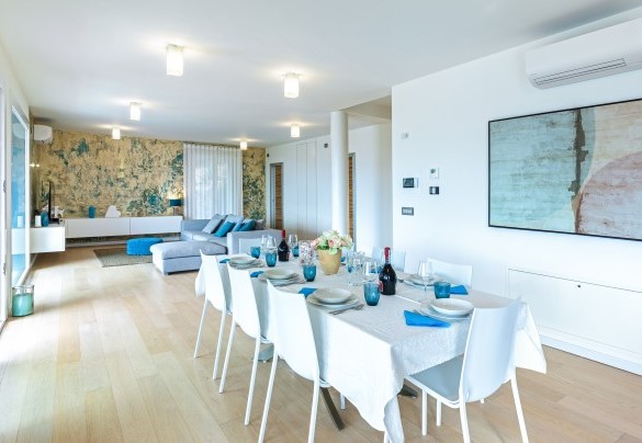 La zona pranzo e, sullo sfondo, il soggiorno - Villa Veretium