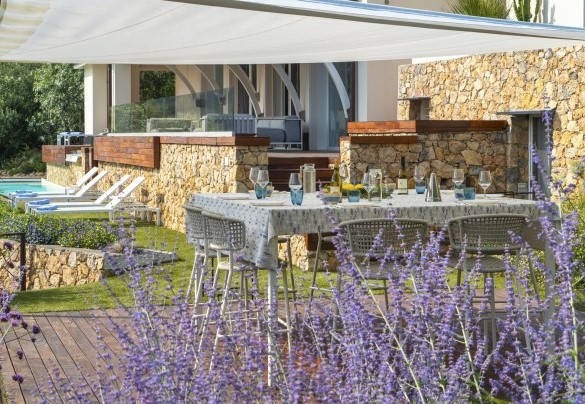 Un pranzo tra i fiori del giardino all'ombra della tenda comandata elettronicamente - Villa Veretium