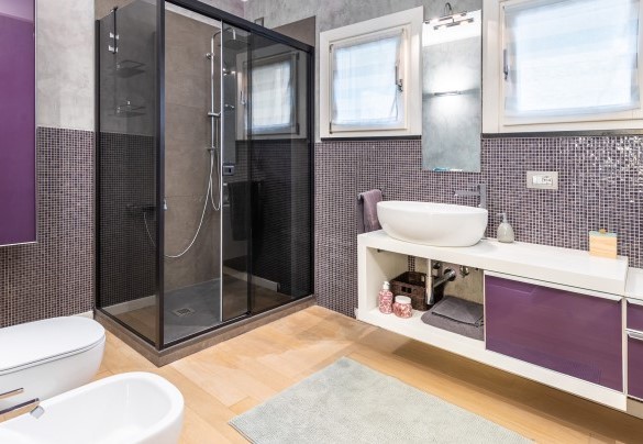 Il grande bagno n° 1 con box doccia al piano superiore - Villa Veretium