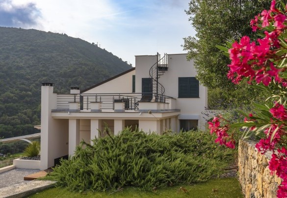 Un’ampia varietà di piante e fiori circondano la villa - Villa Veretium