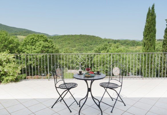 The panoramic terrace towards the green garden - Villa Vittoria D'Anghiari
