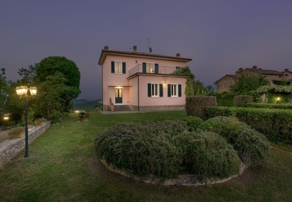 The villa reflects the classical dictates of rationalist architecture, widespread in Italy in the early 20th century - Villa Vittoria D'Anghiari