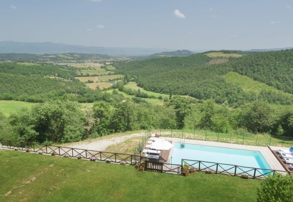 The pool, completely enclosed with an access gate, stands in a panoramic position at the back of the villa - Villa Vittoria D'Anghiari