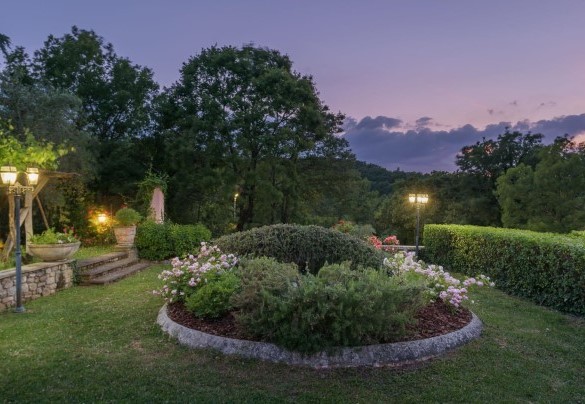 The garden illuminated at night - Villa Vittoria D'Anghiari