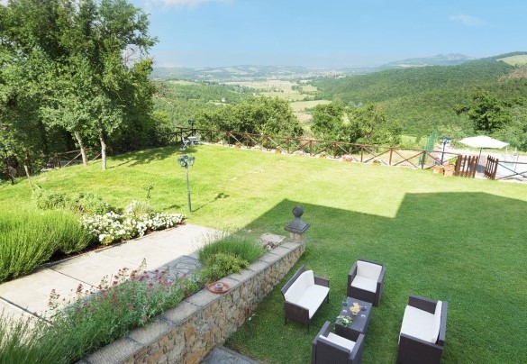 Around the house is an elegant garden, a green haven overlooking the valley and surrounded by silence - Villa Vittoria D'Anghiari