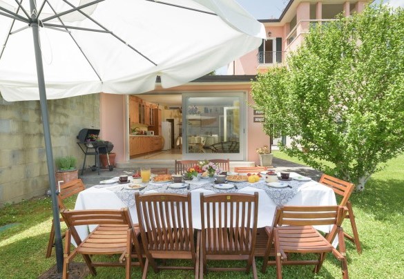 The table prepared for outdoor breakfasts and a few meters away the annex with the kitchen - Villa Vittoria D'Anghiari