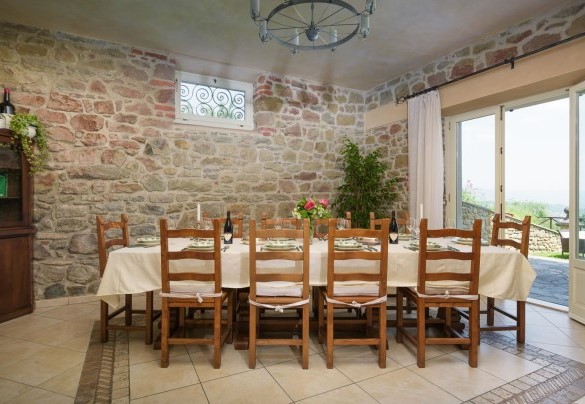 Dining room open with living area on the lower floor - Villa Vittoria D'Anghiari