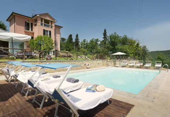 The pool area and the villa in the background - Villa Vittoria D'Anghiari