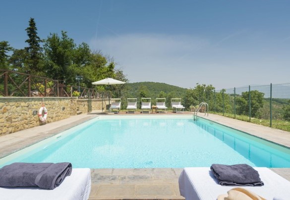 The pool is located within the park - Villa Vittoria D'Anghiari