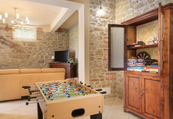  Living room with table football - Villa Vittoria D'Anghiari